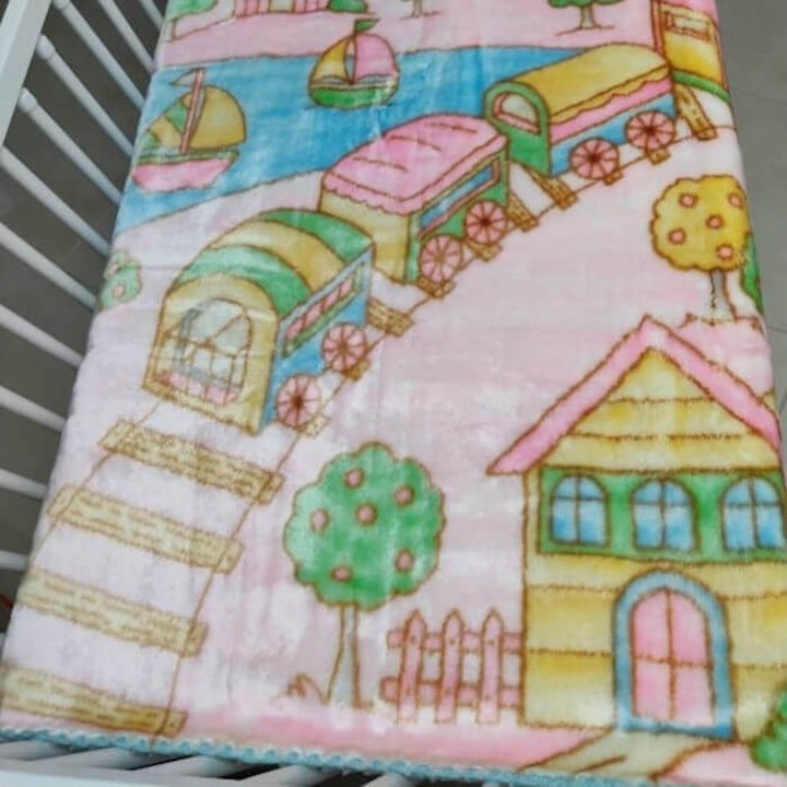 Detalhes Parte Inferior Manta bebé berço Trenecito 110x130 Rosa